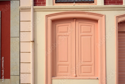 Puertas pintadas de rosa en fachada de edificio elegante en ciudad europea