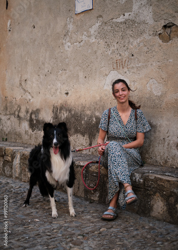 Obraz na płótnie Foto scattata nel centro storico di Cervo ad una ragazza in posa con il suo cucciolo di border collie. w salonie