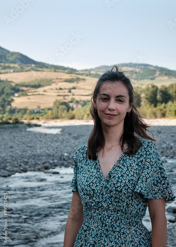 Obraz na płótnie Foto scattata sulle rive del fiume Borbera a Cantalupo Ligure ad una ragazza in posa w salonie