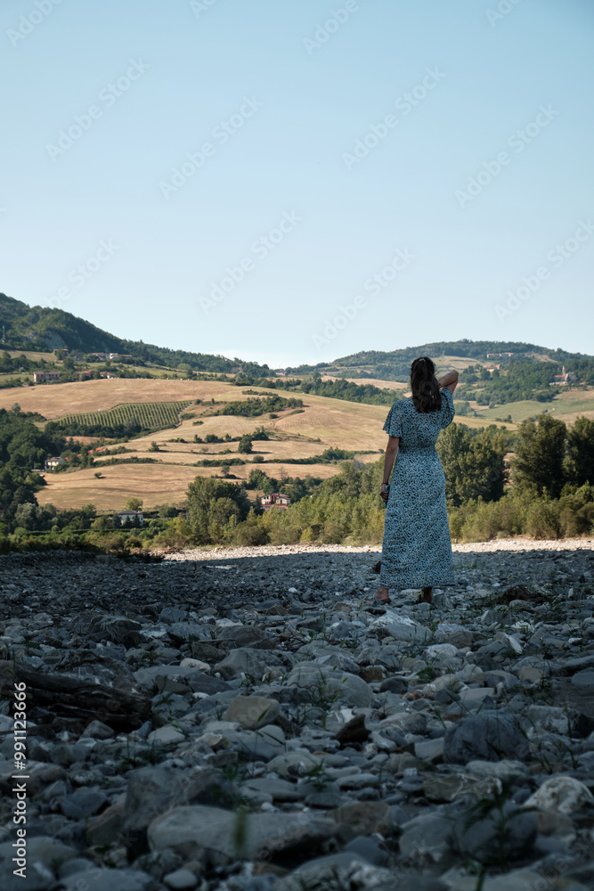 Foto scattata sulle rive del fiume Borbera a Cantalupo Ligure ad una ragazza in posa