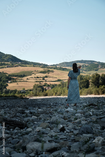 Obraz na płótnie Foto scattata sulle rive del fiume Borbera a Cantalupo Ligure ad una ragazza in posa w salonie