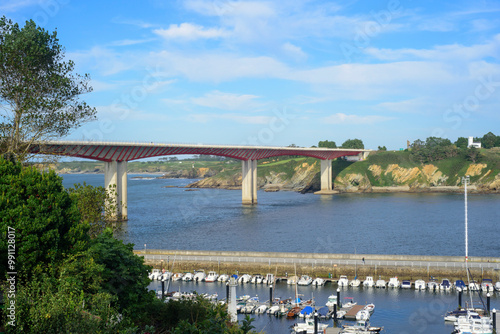 Puente de hormigón sobre río Eo y puerto de Ribadeo