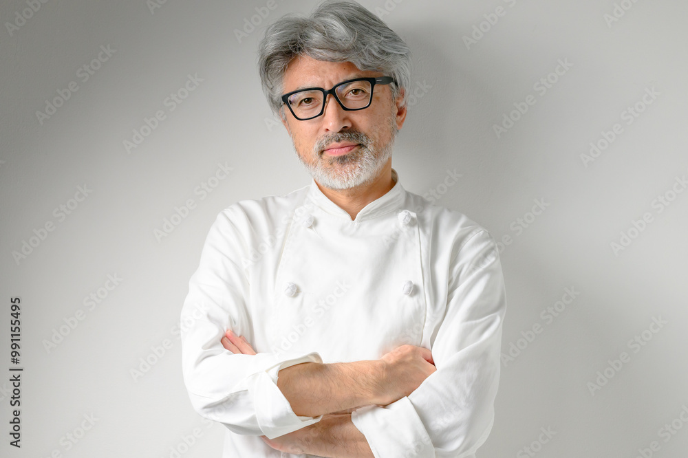 腕組みをして真剣な表情のシェフ 腕組みをして真剣な表情のシェフ