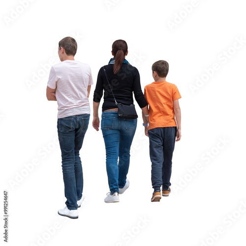 Une maman et ses deux fils, des adolescents, ils marchent ensemble vus de dos , promenade familiale sous le soleil d'été