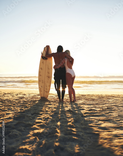Canvas Print Seaside, couple and hug with surfboard for love in bonding, break and memories in Australia