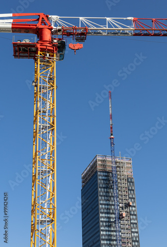 grue devant un immeuble en construction photo