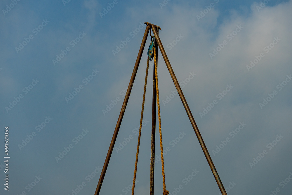 Tripod with block lifting mechanism.