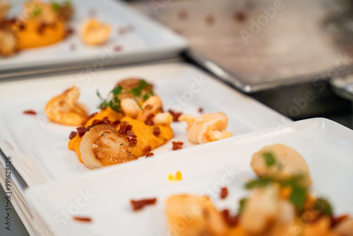 Plat gastronomique dans une assiette prêt à être servis  photo