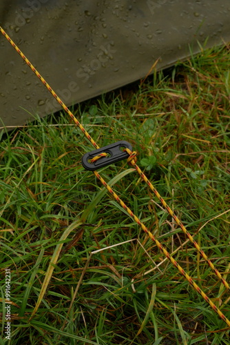 schwarzer Seilspanner mit gespannter Zeltschnur