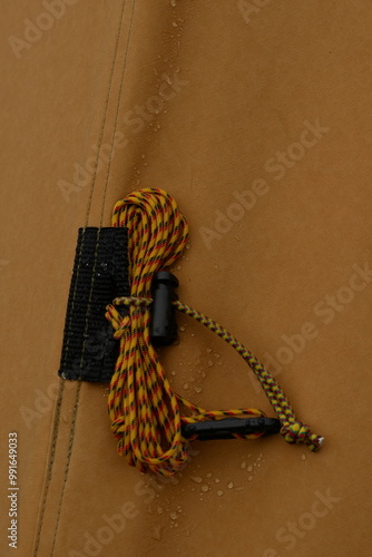 an Zelt zusammenwickeltes Abspannseil