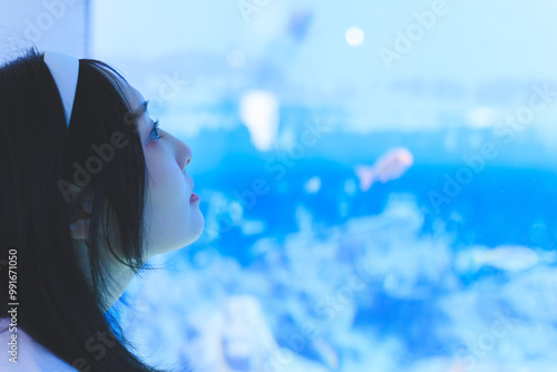 水族館の水槽を眺める女性