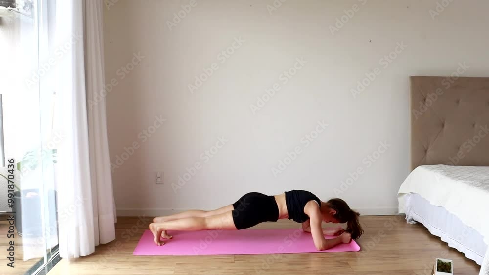 mulher praticando exercícios fisícos em casa mulher praticando exercícios fisícos em casa