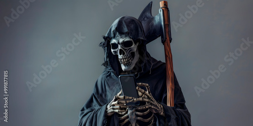 Muerte esperando mientras mira su celular