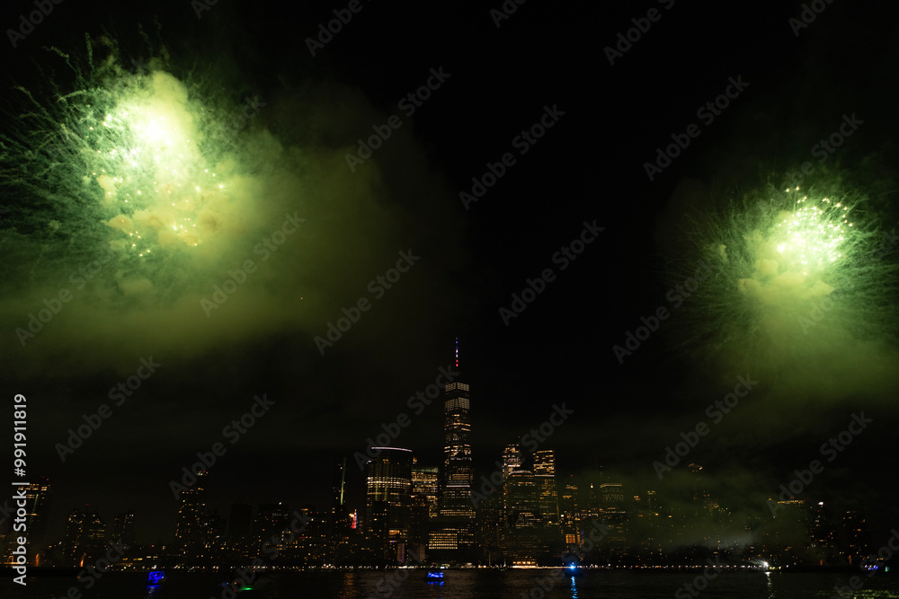 Obraz premium New York Manhattan fireworks. New York Fireworks over Manhattan. New York City 4th of July Fireworks. New York City Skyline Manhattan with Flashing Fireworks. Independence day.