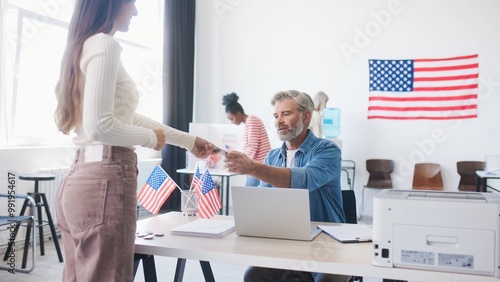 Fotografía African American citizen coming to cast his vote for presidential candidate or member of congress in polling place