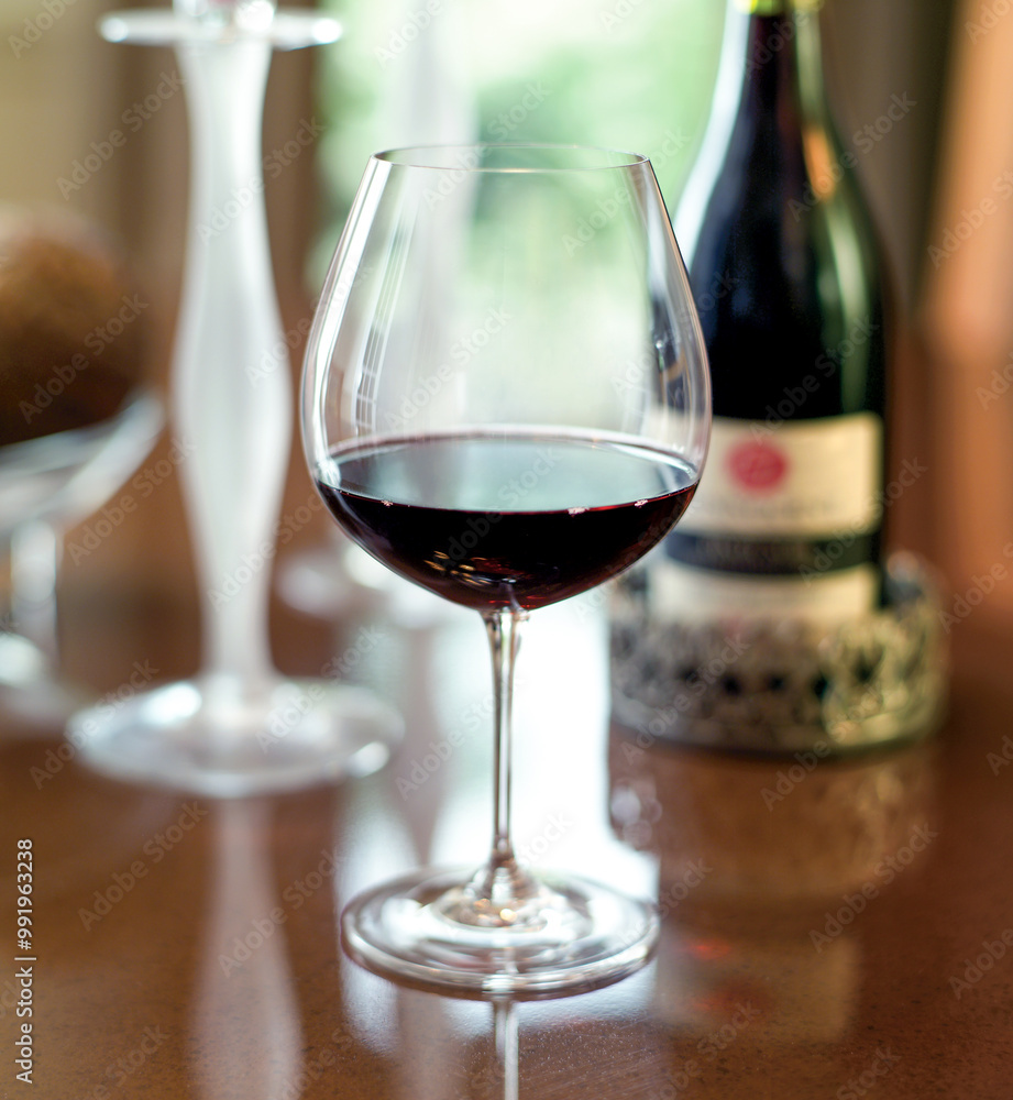 Naklejka premium Pinot noir in wine glass