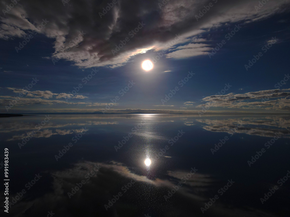 Fototapeta premium REFLEJO DEL SOL EN EL SALAR DE UYUNI BOLIVIA