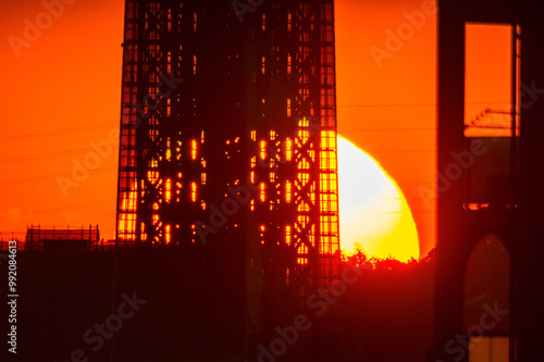 タワーの足元に沈む夕日20240914-3 photo