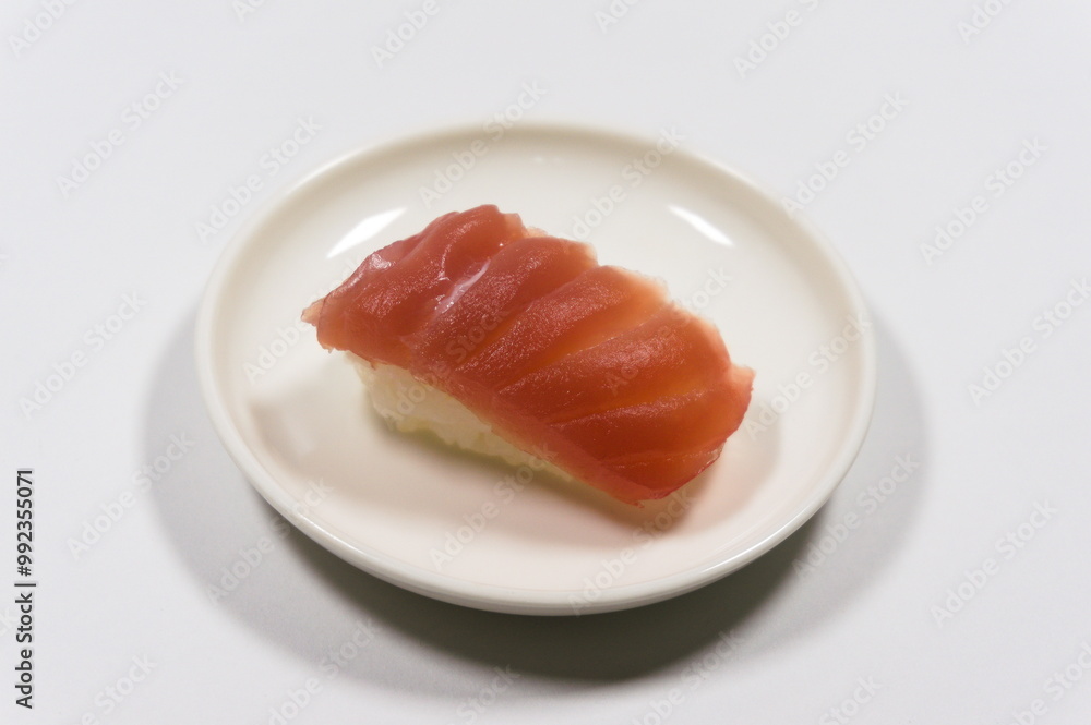 この画像は「マグロのお寿司（tuna sushi）」を鮮やかに捉えています。