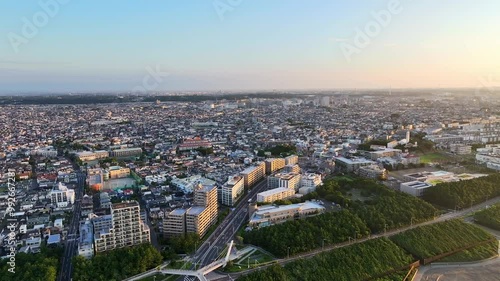 早朝、茅ヶ崎上空から市街地を見下ろす