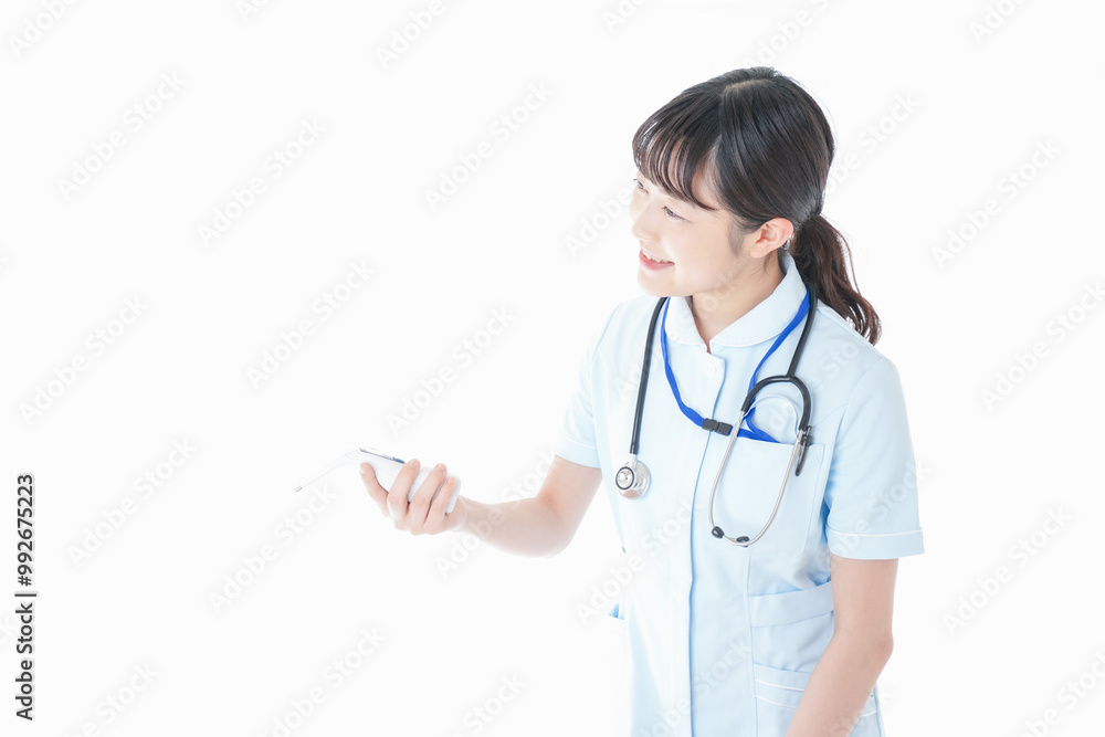 体温の計測をする看護師 体温の計測をする看護師