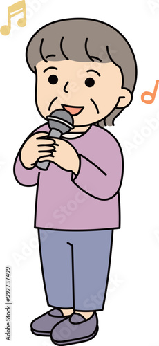 マイクを持って歌うシニア女性