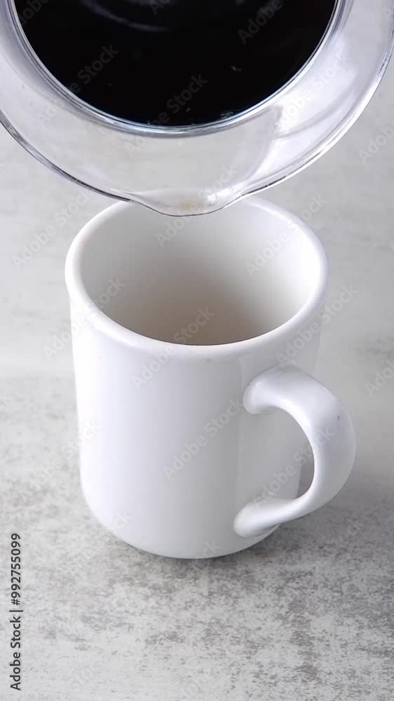 淹れたての新鮮で美味しいコーヒーを、ゆっくりマグカップに注ぐ動画素材(縦長)、スローモーション 淹れたての新鮮で美味しいコーヒーを、ゆっくりマグカップに注ぐ動画素材(縦長)、スローモーション