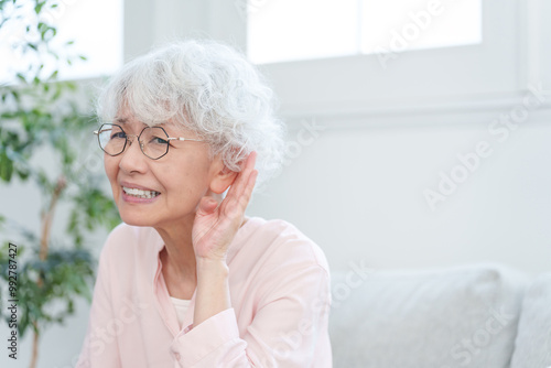 耳が遠い高齢者女性 photo