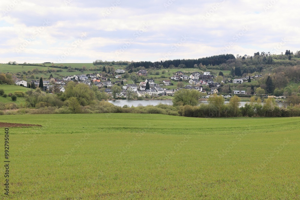 Blick auf das Schalkenmehrener Maar bei Daun in der Eifel Blick auf das Schalkenmehrener Maar bei Daun in der Eifel