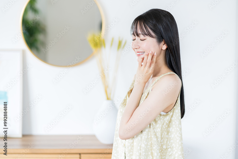 肌の保湿を実感する若い女性。