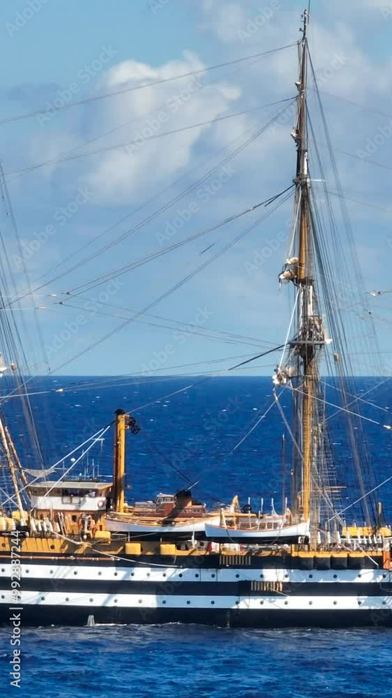 La nave scuola Amerigo Vespucci della Marina Militare Italiana.
Vista aerea del veliero che solca il mar Mediterraneo al tramonto. La nave scuola Amerigo Vespucci della Marina Militare Italiana.
Vista aerea del veliero che solca il mar Mediterraneo al tramonto.