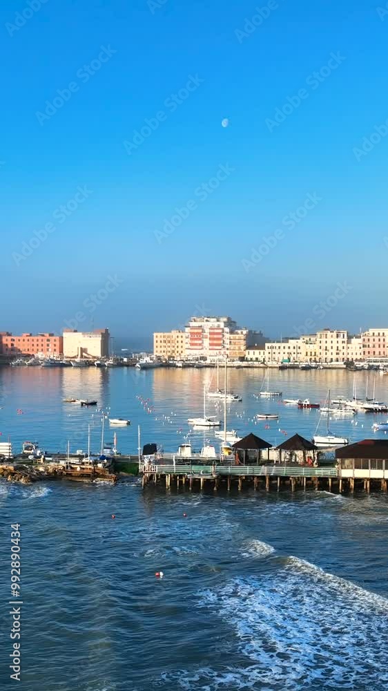 Il porto di Anzio. Il mare di Roma, Italia.
Ripresa aerea con drone del porto in una giornata di sole.