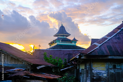 Obraz na płótnie Masjid Jami' Kesultanan Kadariyah Pontianak in Kampung Beting, featuring traditional Malay architecture, green-yellow tones, wooden structures, and historical Islamic heritage. w salonie