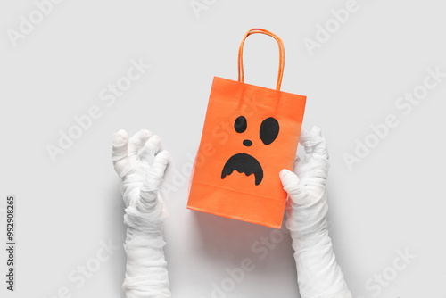 Mummy hands with shopping b...