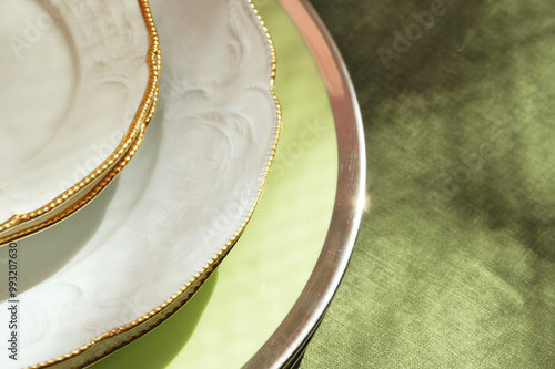 Obraz na płótnie Cutlery and accessories made of antique silver give an unforgettable chic to the table! w salonie