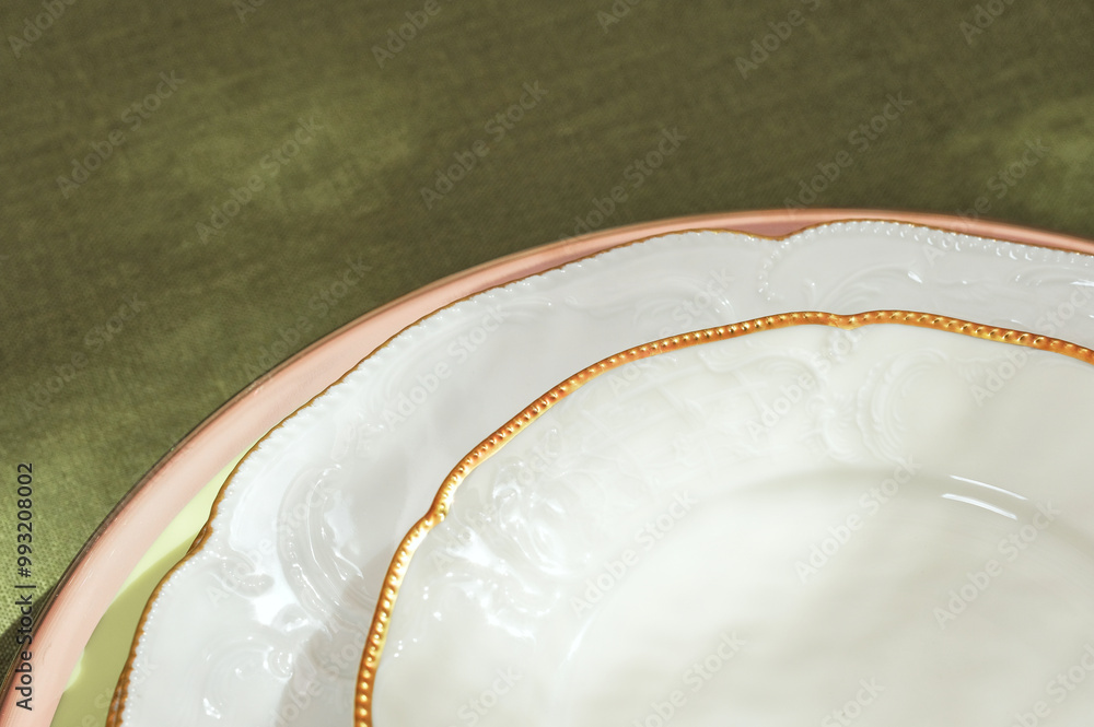 Cutlery and accessories made of antique silver give an unforgettable chic to the table!