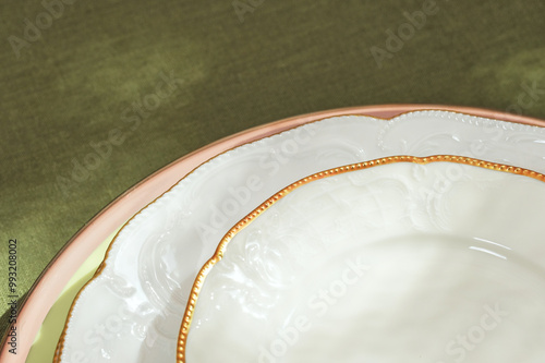 Obraz na płótnie Cutlery and accessories made of antique silver give an unforgettable chic to the table! w salonie
