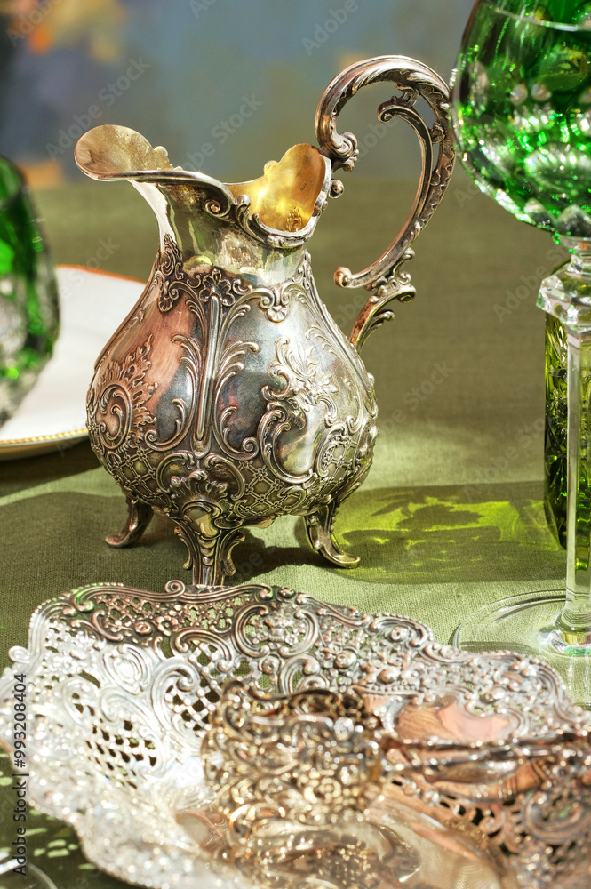 Cutlery and accessories made of antique silver give an unforgettable chic to the table!