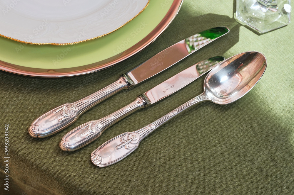 Cutlery and accessories made of antique silver give an unforgettable chic to the table!