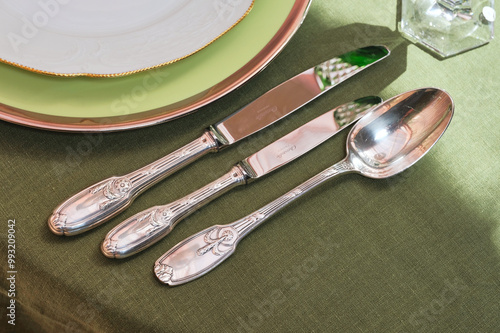 Cutlery and accessories made of antique silver give an unforgettable chic to the table!