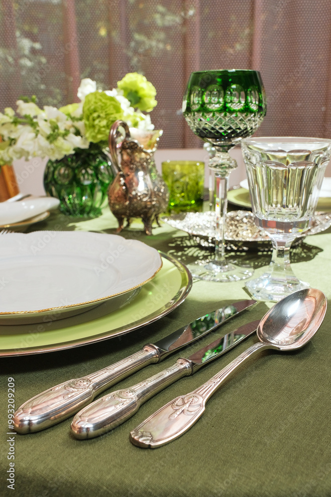 Cutlery and accessories made of antique silver give an unforgettable chic to the table!