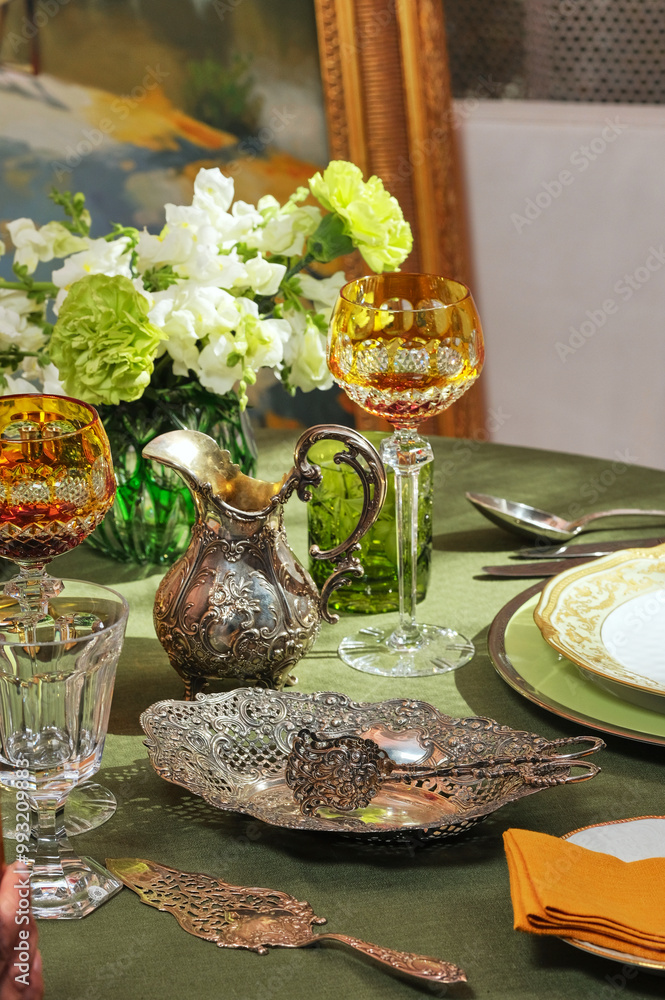 Cutlery and accessories made of antique silver give an unforgettable chic to the table!
