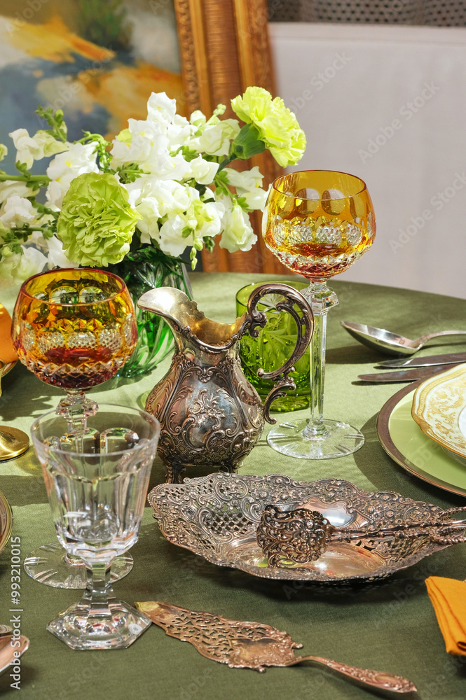 Cutlery and accessories made of antique silver give an unforgettable chic to the table!