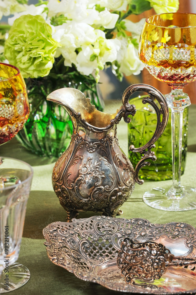 Cutlery and accessories made of antique silver give an unforgettable chic to the table!