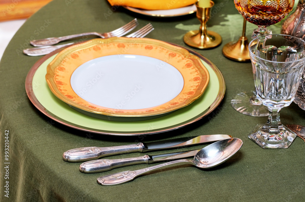 Cutlery and accessories made of antique silver give an unforgettable chic to the table!