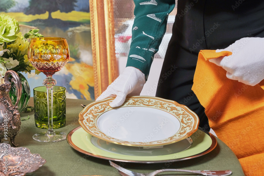 Cutlery and accessories made of antique silver give an unforgettable chic to the table!