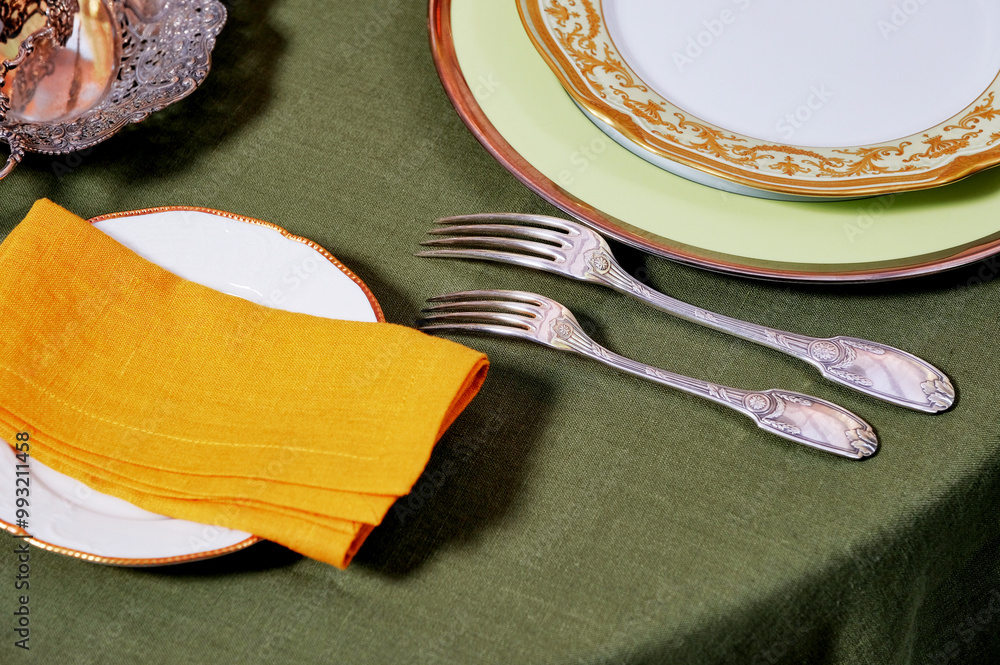 Cutlery and accessories made of antique silver give an unforgettable chic to the table!