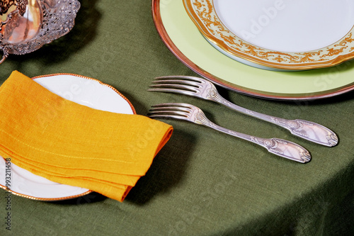 Obraz na płótnie Cutlery and accessories made of antique silver give an unforgettable chic to the table! w salonie