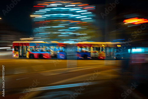 Öffentlicher Verkehr in hohe Geschwindigkeit Nachts  Hamburg Stadtlichter Deutschland 