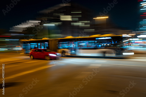 Öffentlicher Verkehr in hohe Geschwindigkeit Nachts  Hamburg Stadtlichter Deutschland 